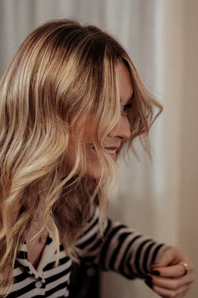 Balayage Luzern Nevanu - Natürliche blonde Balayage mit sanften Übergängen
