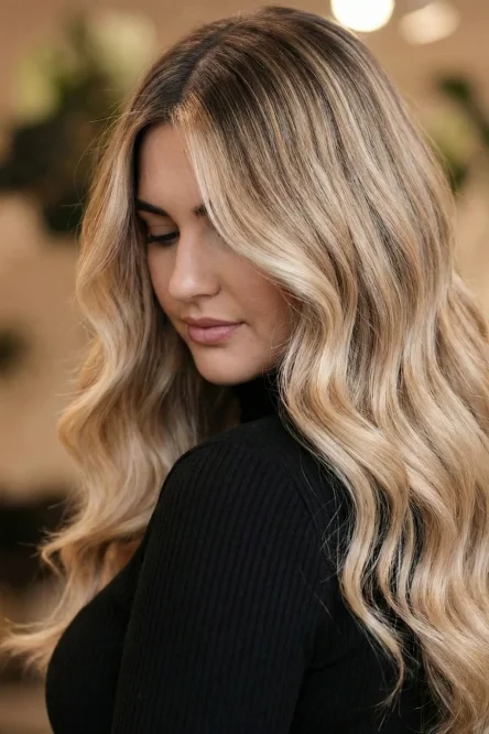 Balayage Technik Nevanu Luzern - Stylistin malt Farbe freihändig auf